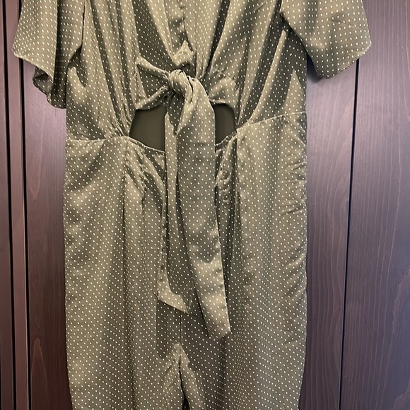 GORGEOUS TALL relaxed jumpsuit with tie front in a green with polka dots in US14 - Picture 5 of 10